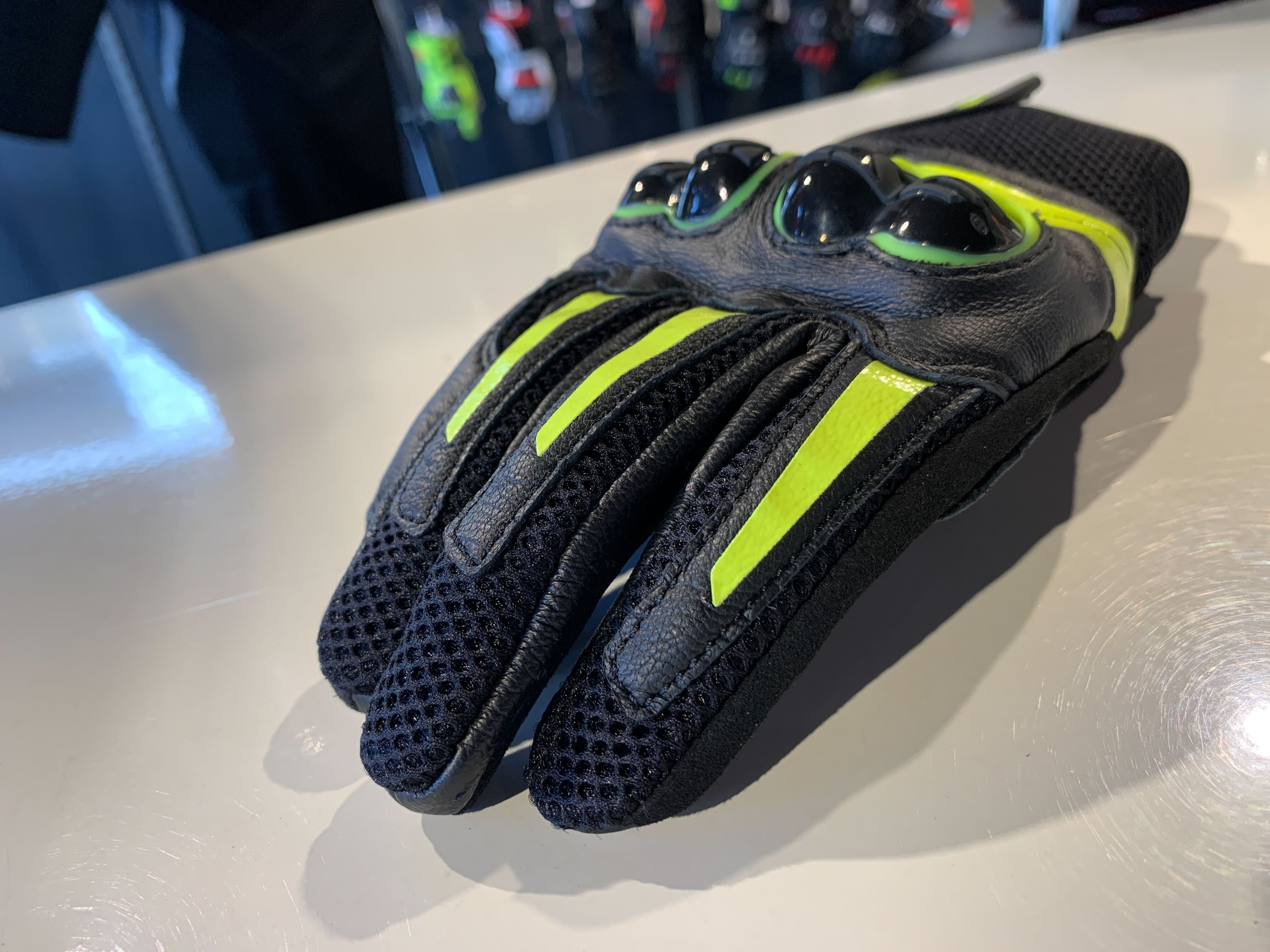 スタッフの勝手にランキング 【 春夏向けグローブ3兄弟 編 】