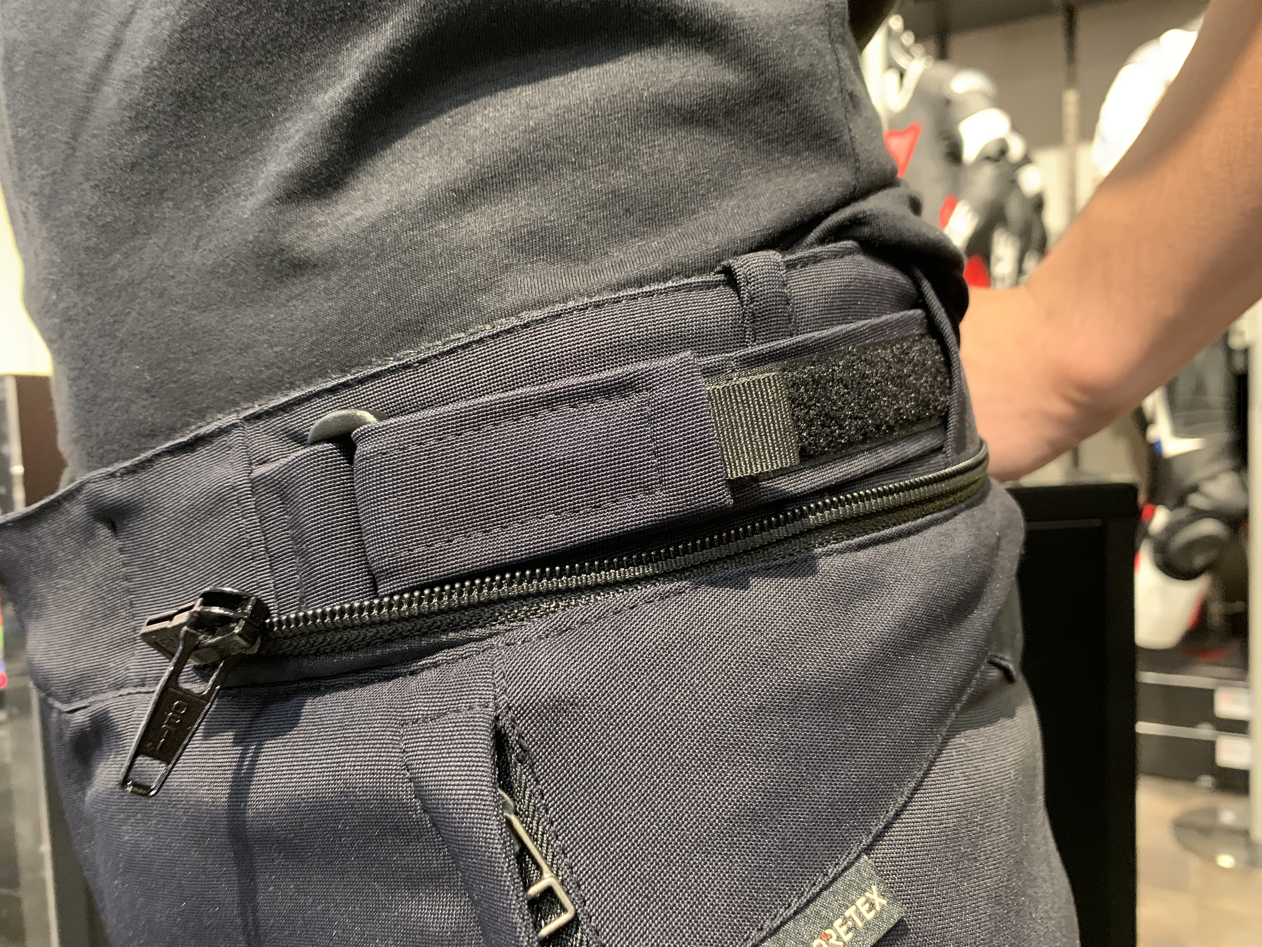 ツーリングの秋におすすめ！《CARVE MASTER 3 GORE-TEX® PANTS》