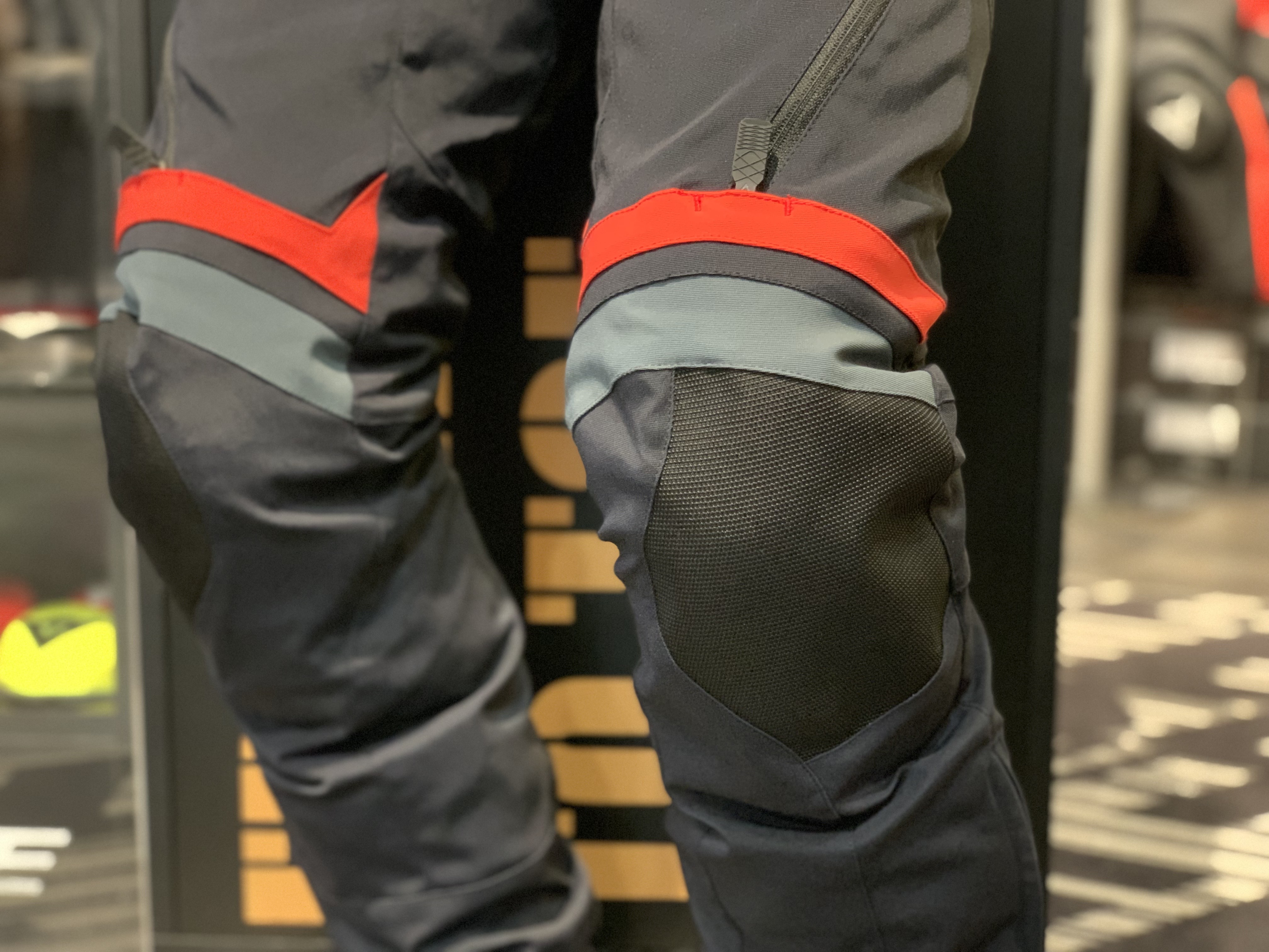 ツーリングの秋におすすめ！《CARVE MASTER 3 GORE-TEX® PANTS》