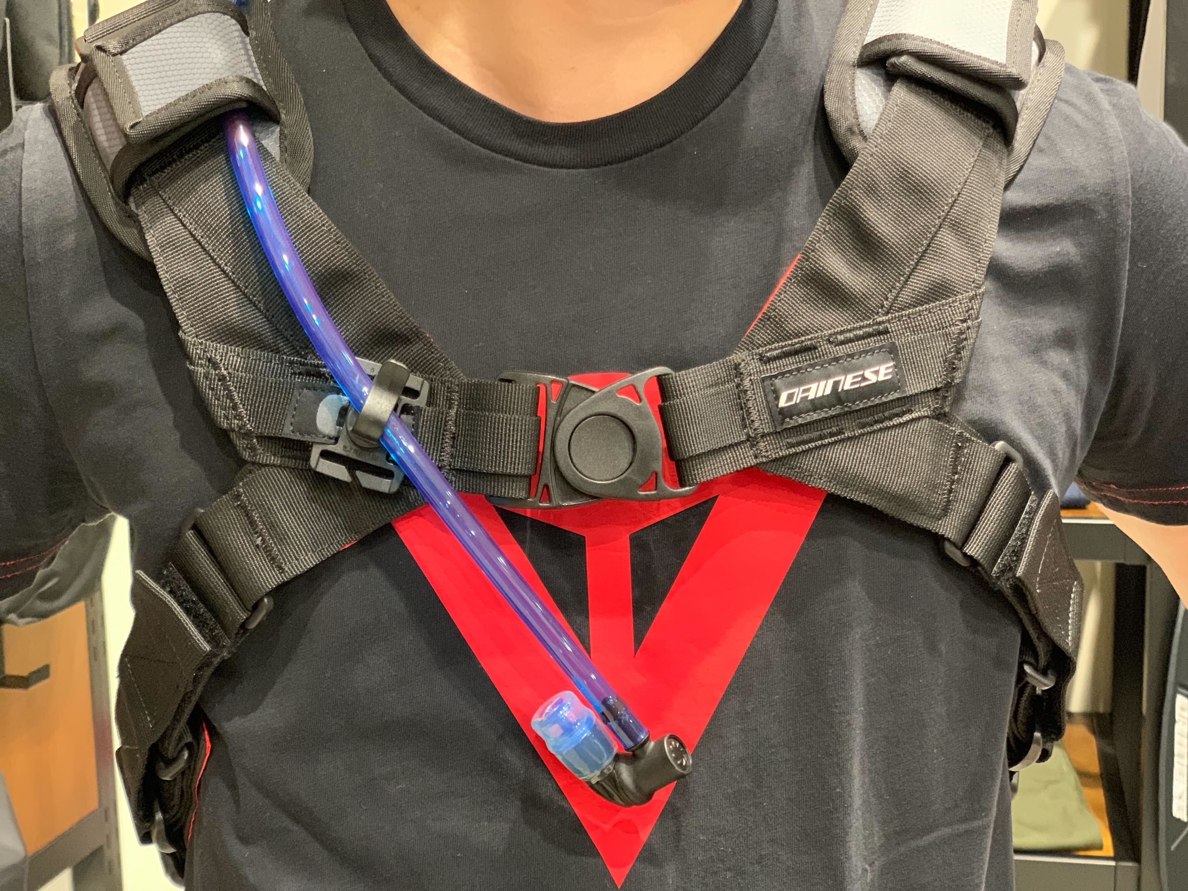 走行中でも水分補給ができる”ALLIGATOR BACKPACK”