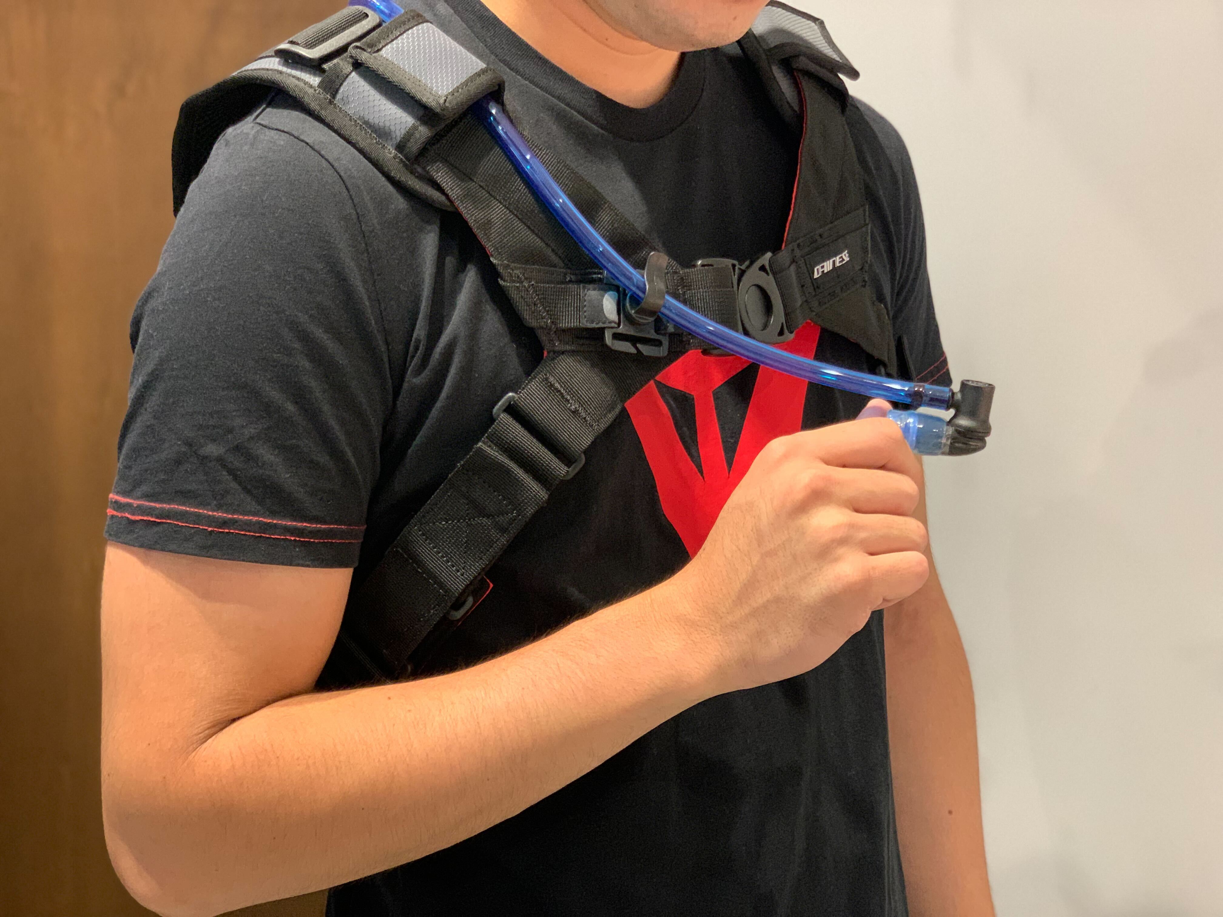 走行中でも水分補給ができる”ALLIGATOR BACKPACK”