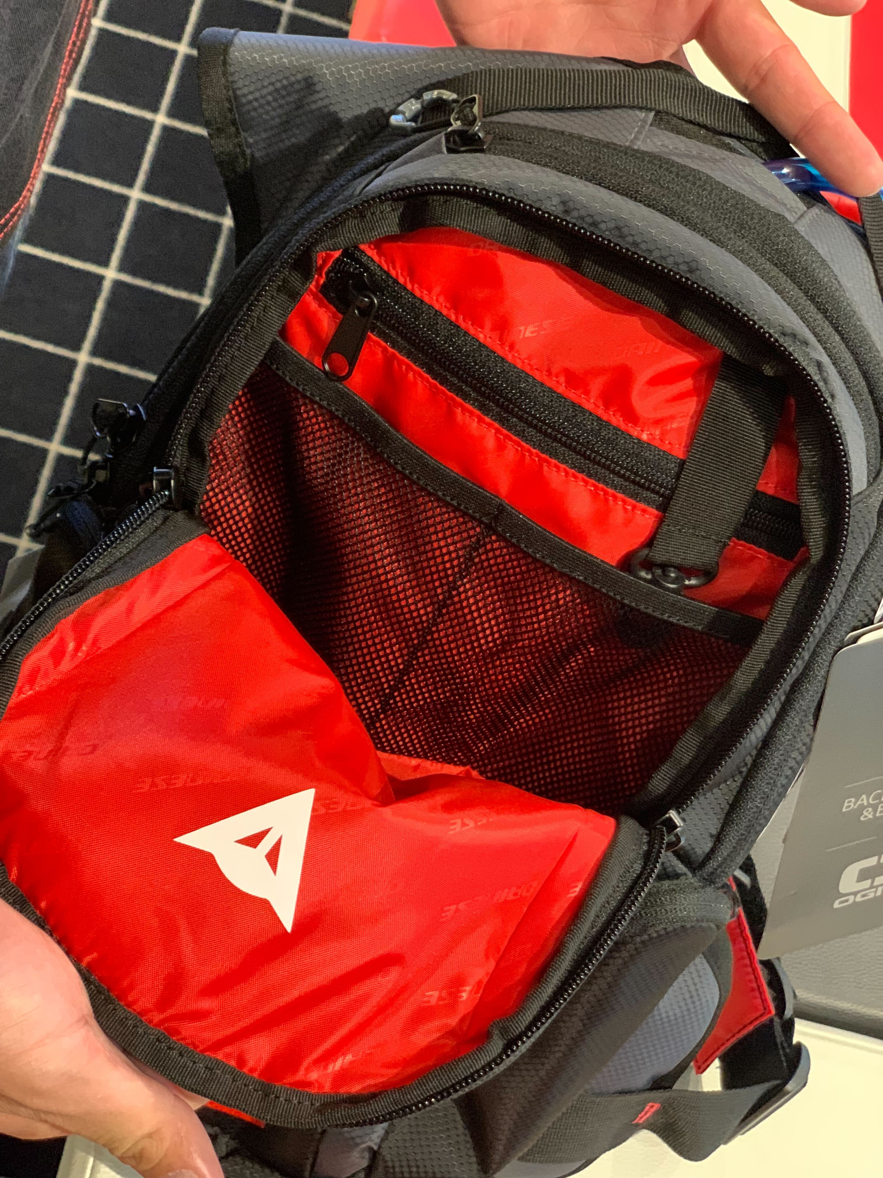 走行中でも水分補給ができる”ALLIGATOR BACKPACK”