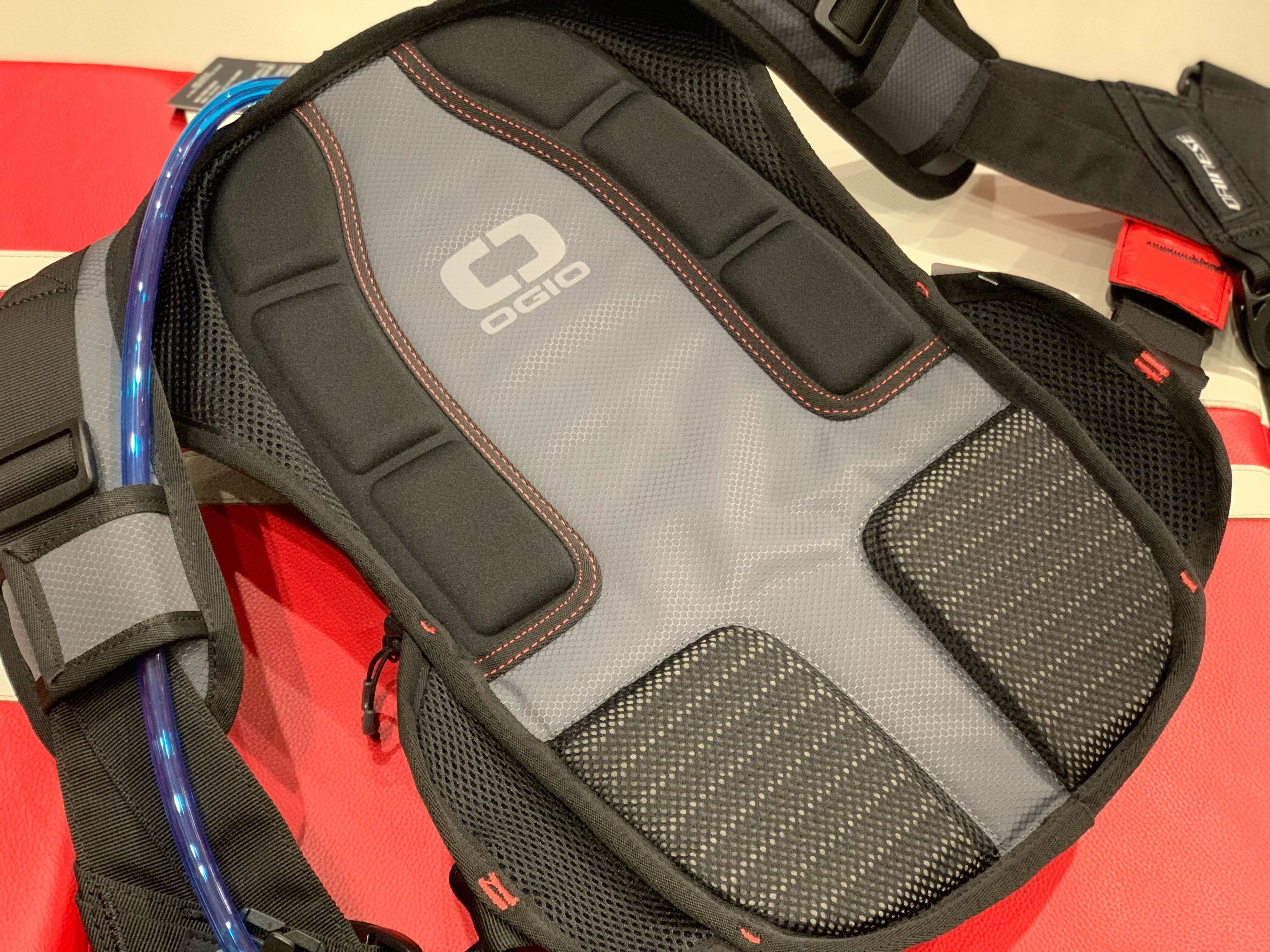 走行中でも水分補給ができる”ALLIGATOR BACKPACK”