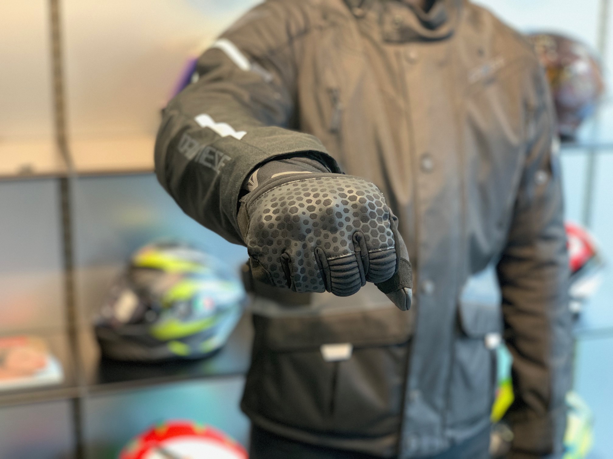 選手支給品 AG2Rシトロエン ディープウィンターグローブ 防水防風 プロチーム 車種やスタイルを選ばない内蔵式ナックルプロテクション採用、TAICHI