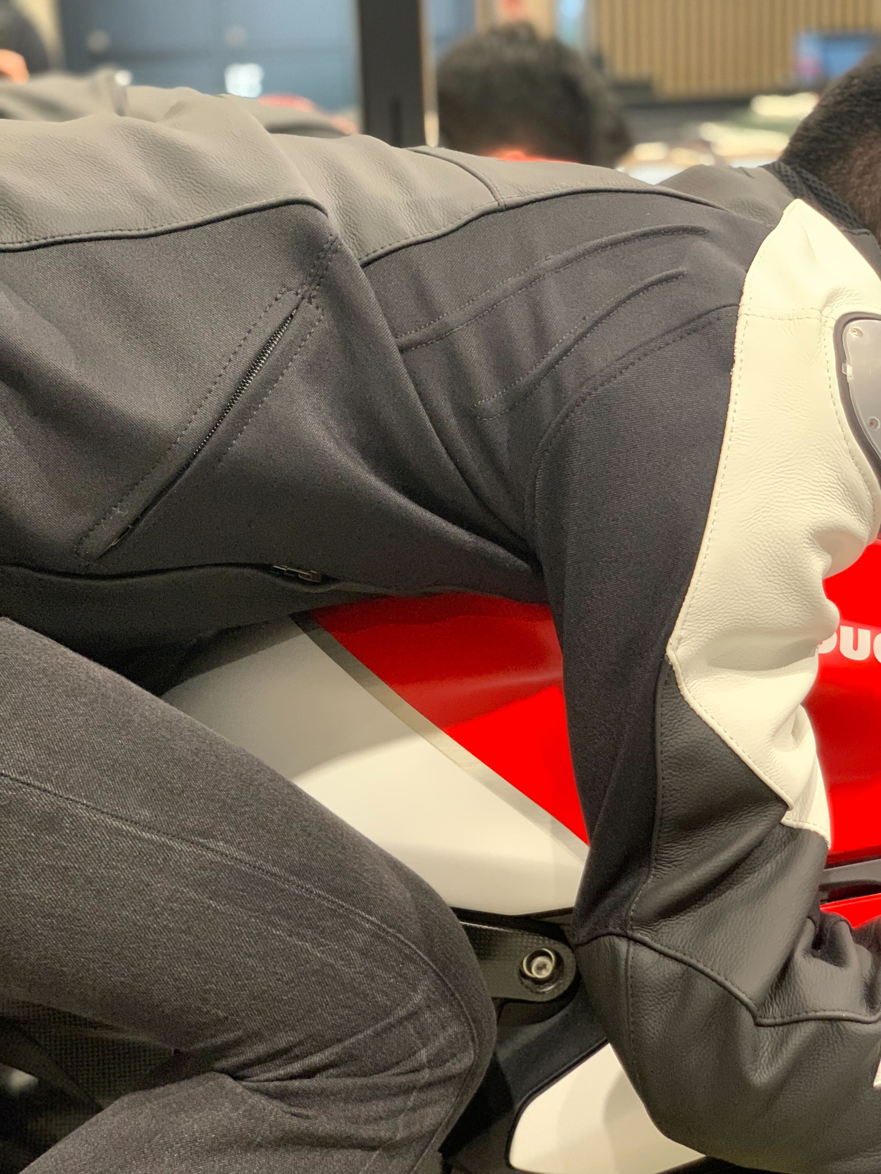 アシンメトリーデザインのレザージャケット”SPORTIVA LEATHER JACKET