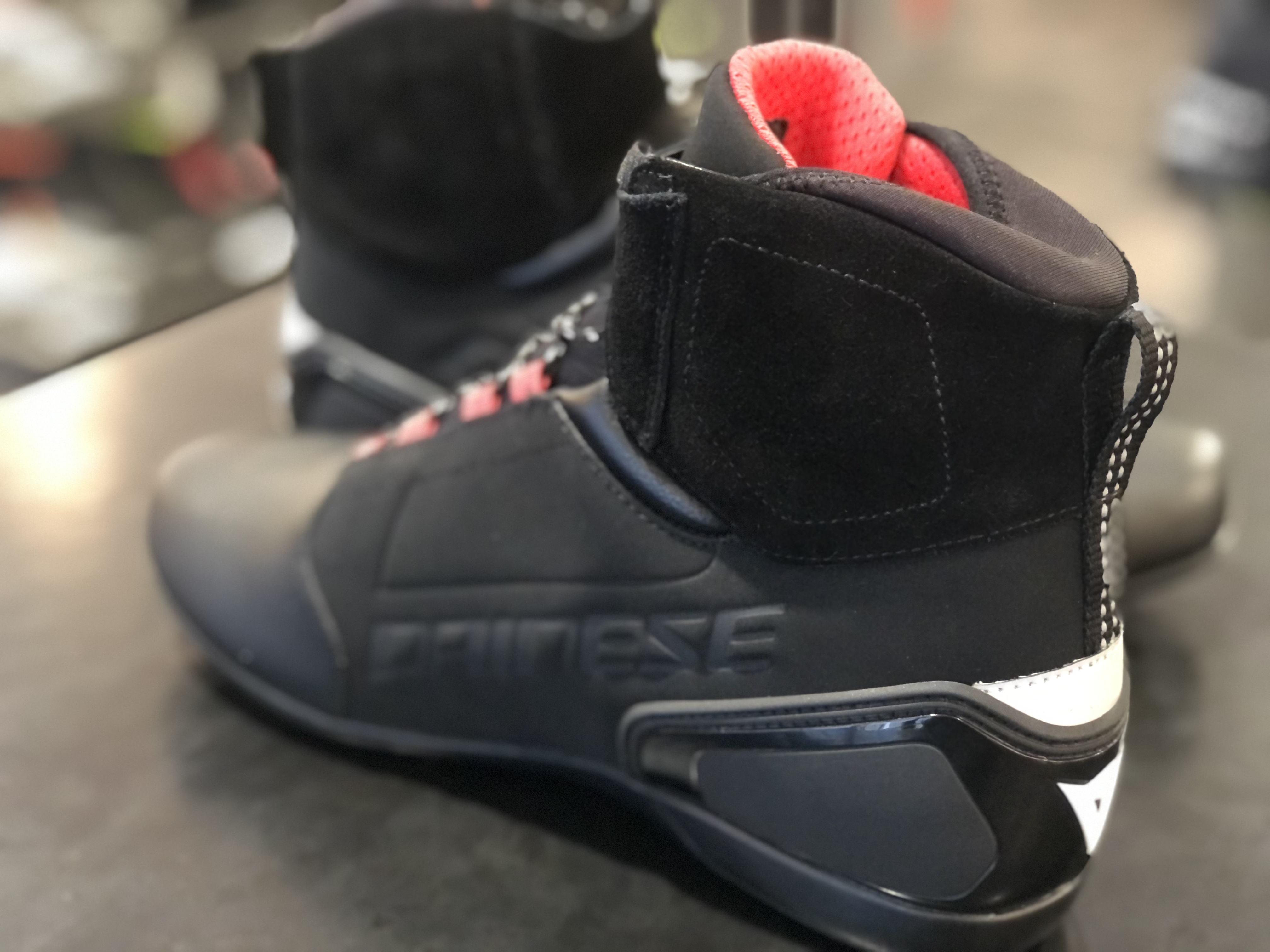 高い安全性を持ったスポーツシューズ【ENERGYCA D-WP SHOES】