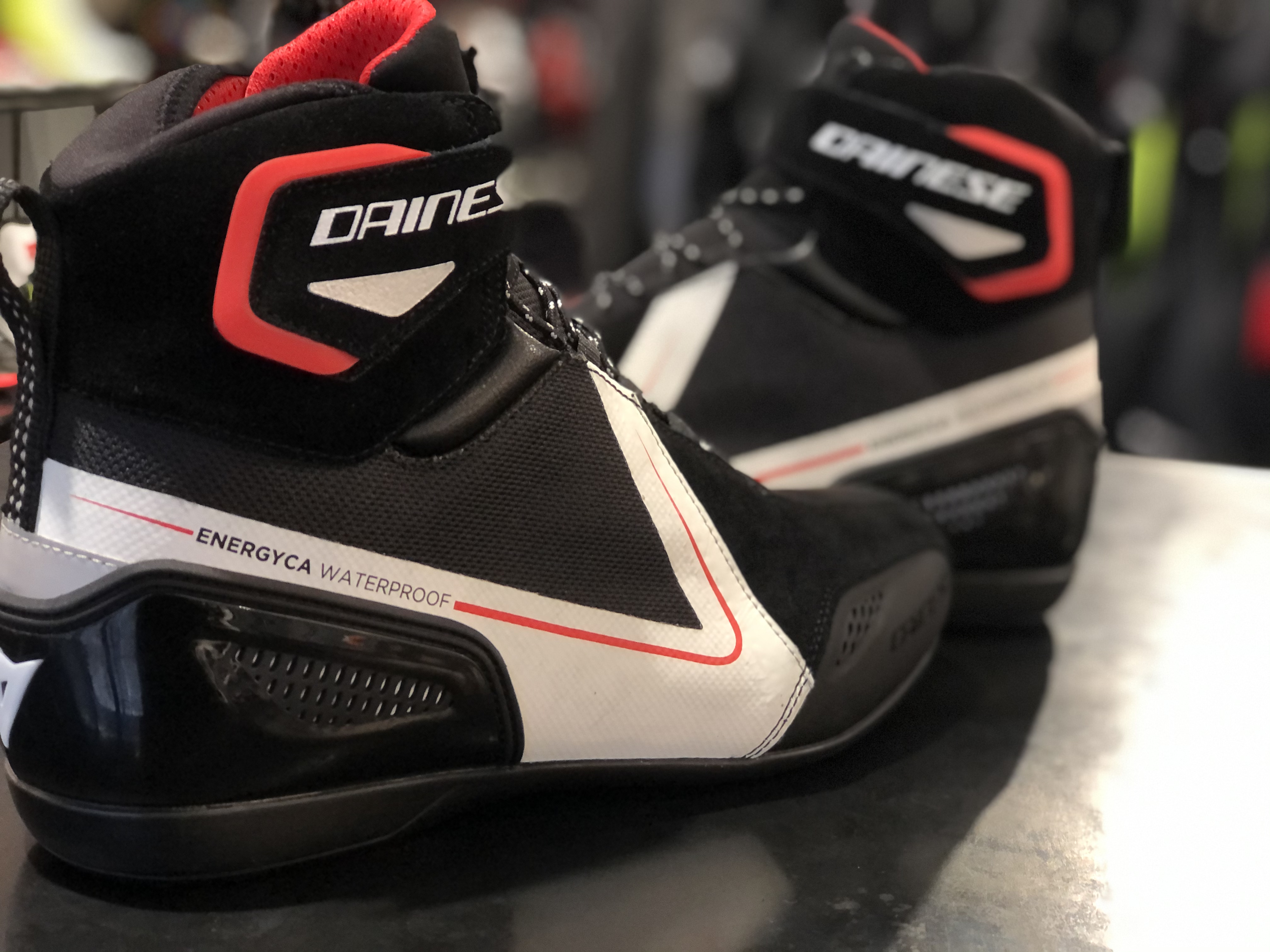 高い安全性を持ったスポーツシューズ【ENERGYCA D-WP SHOES】