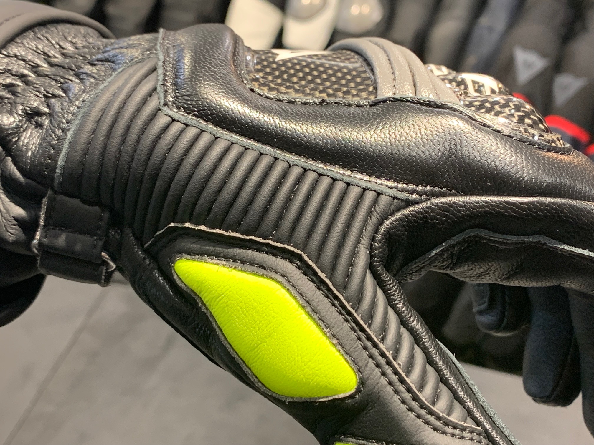 安全性や操作性を追求するためにおすすめのレーシンググローブ