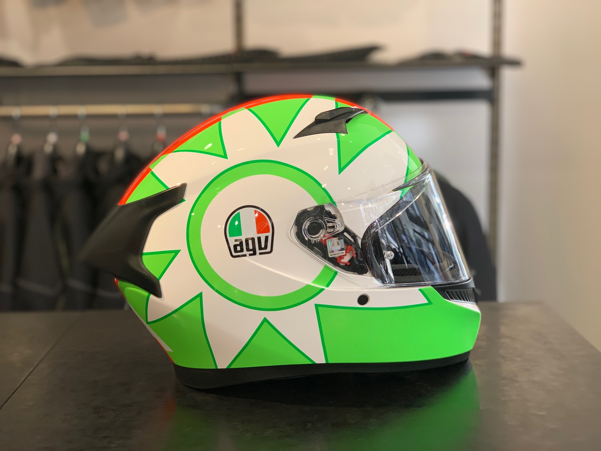 おすすめのロッシグラフィックヘルメット【AGV】