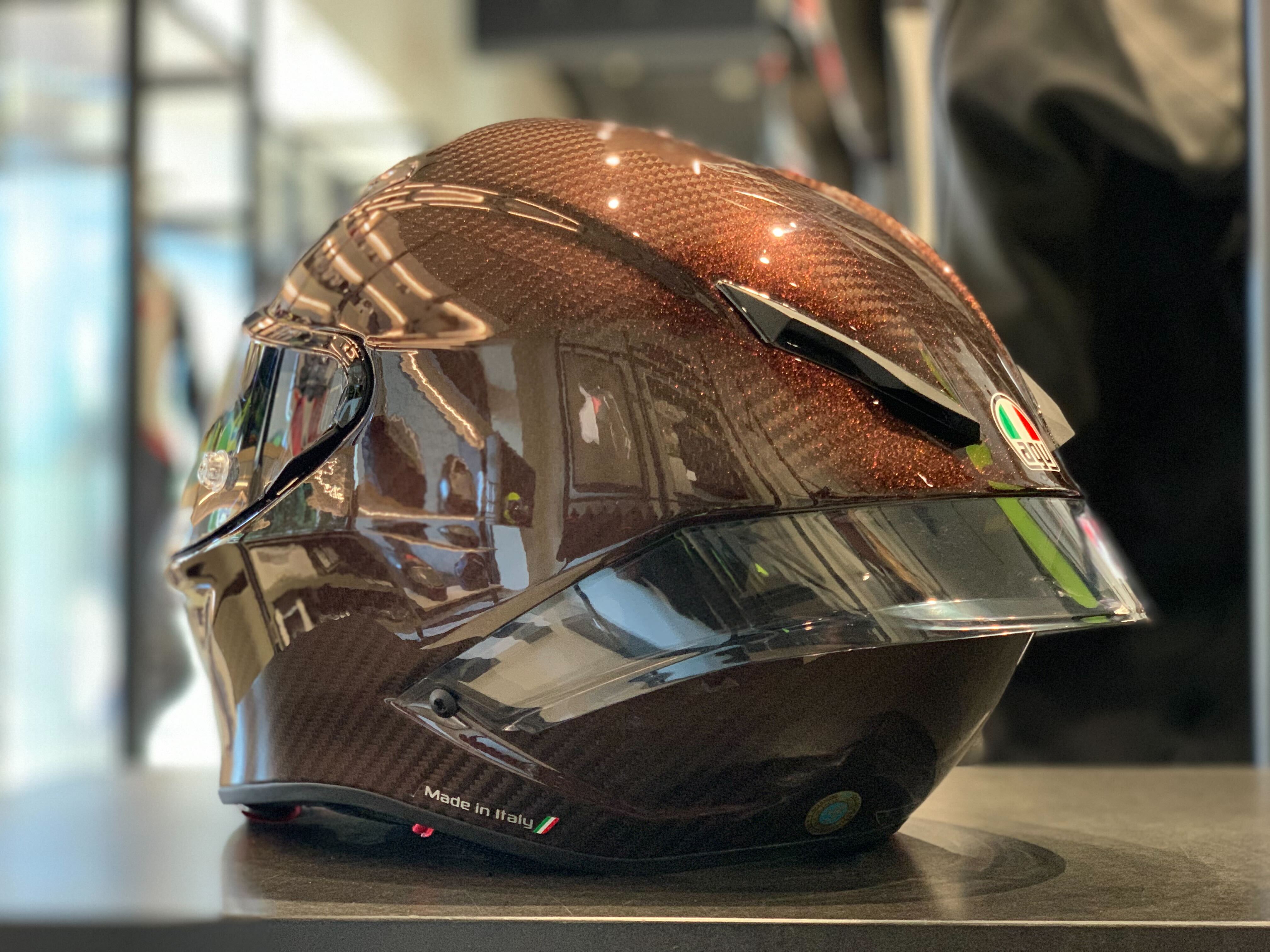 綾織カーボンが引き立つ美しいグラフィック”PISTA GP RR RED CARBON