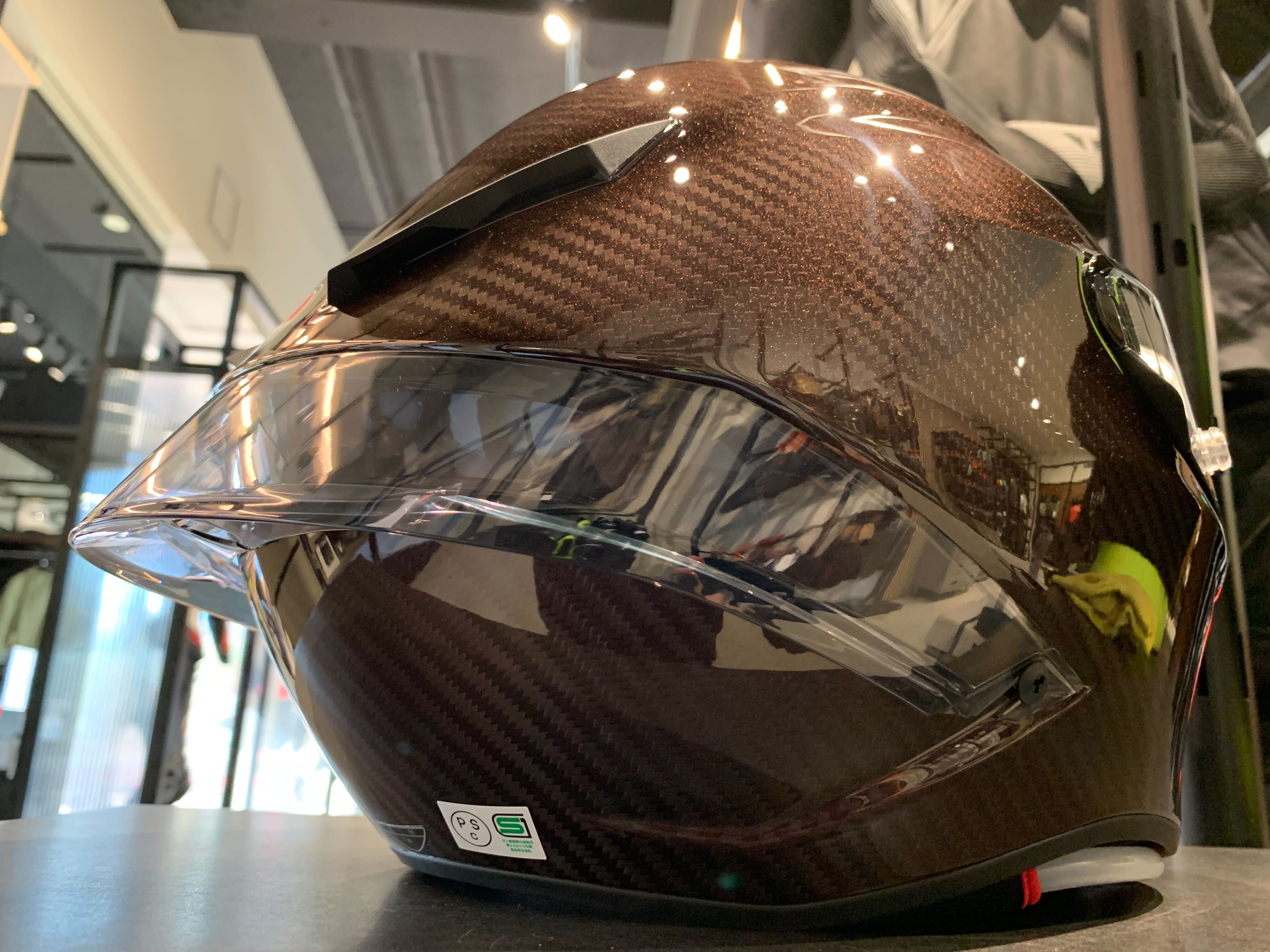 綾織カーボンが引き立つ美しいグラフィック”PISTA GP RR RED CARBON