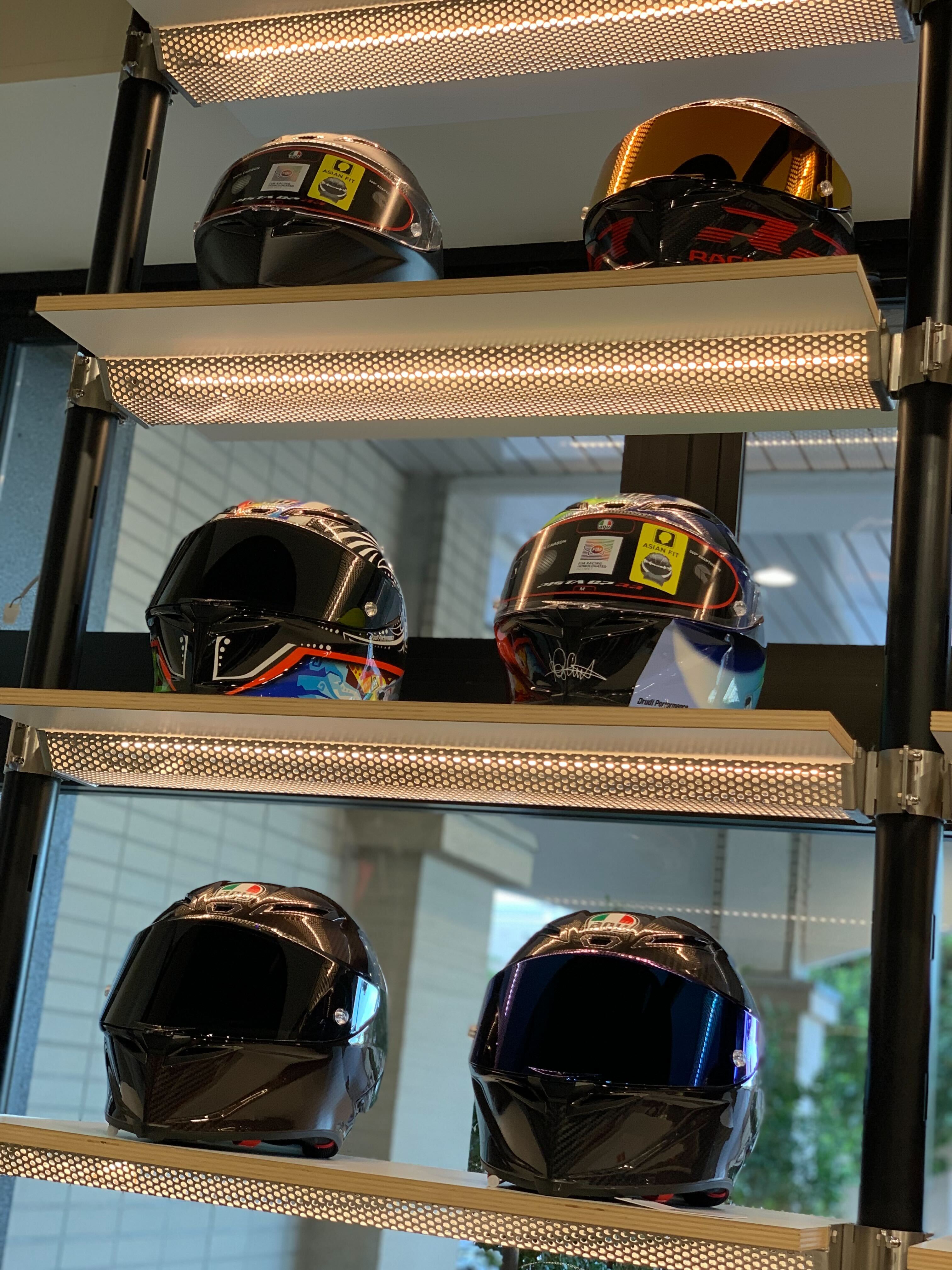 綾織カーボンが引き立つ美しいグラフィック”PISTA GP RR RED CARBON