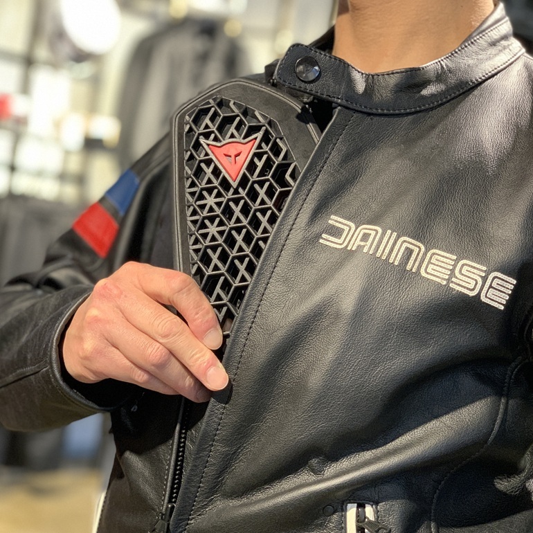 シンプルな佇まいに宿る、揺るぎないブランドの誇り。 新作レザー