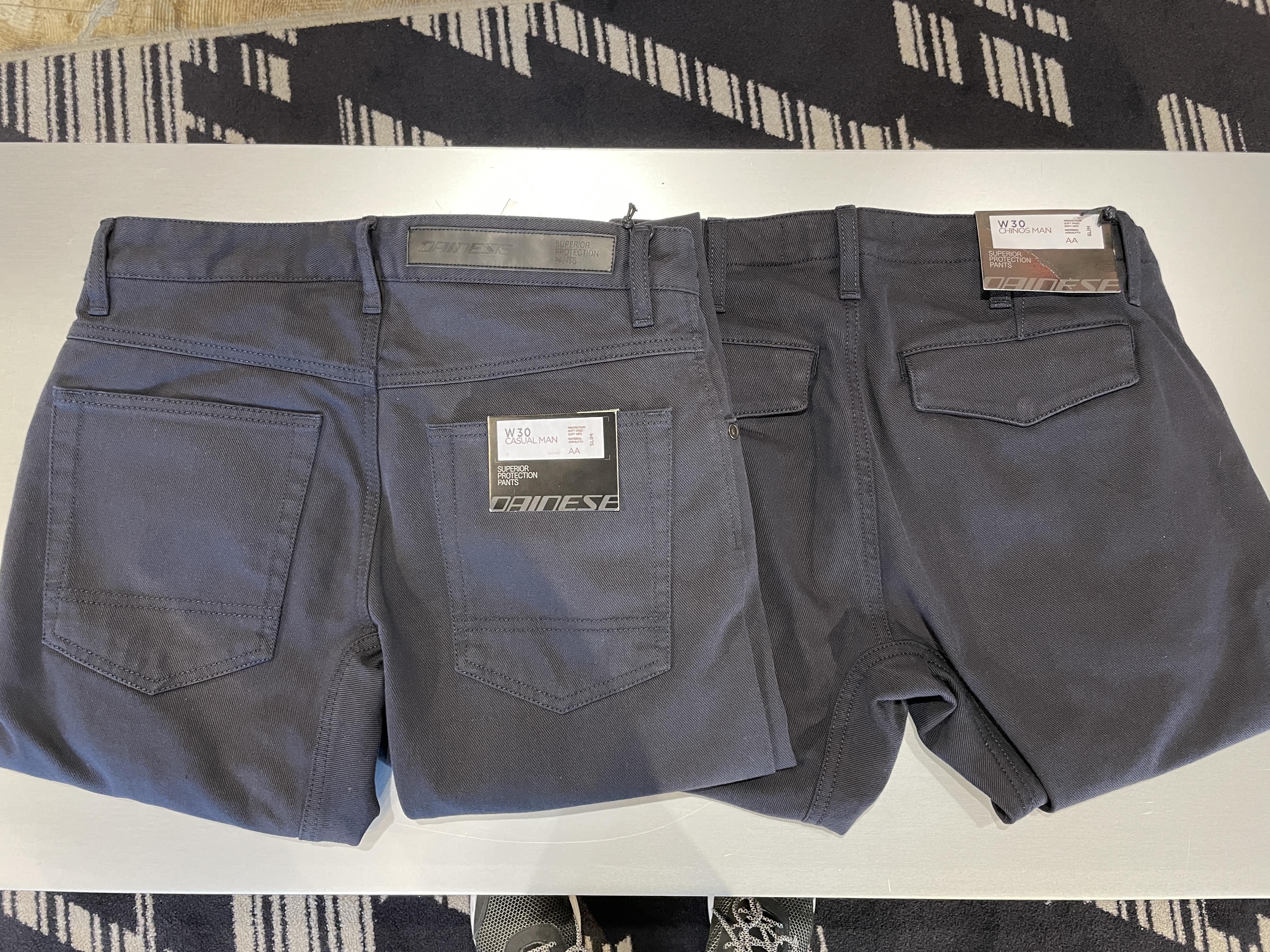 人気の新作カジュアルパンツのスタイルや仕様を比較紹介