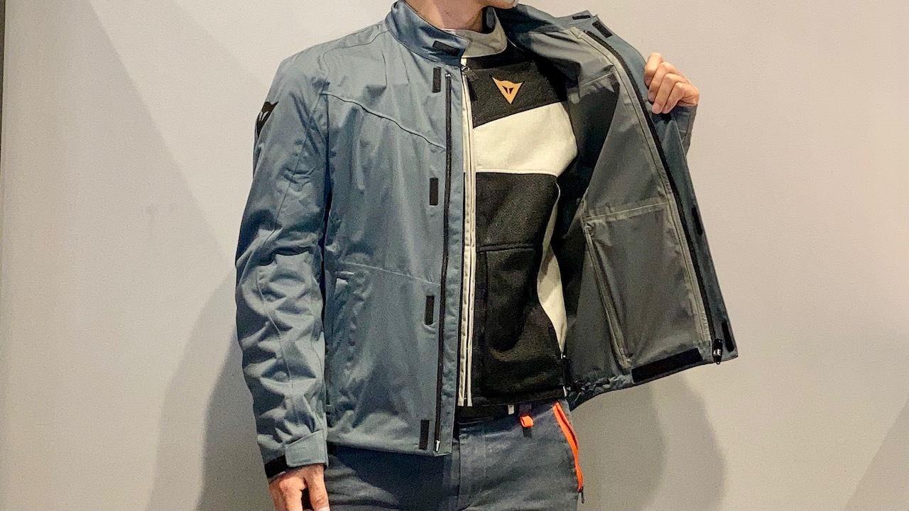 最高のストレッチ性を持つ防水アウター付きサマージャケット