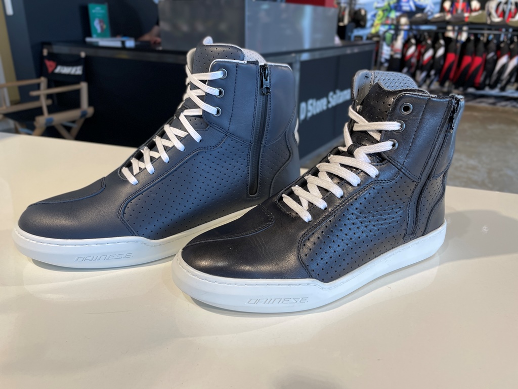 ダイネーゼ　ライディングシューズ 梅雨だからこそ、足元をオシャレに快適に【ライディングシューズ】