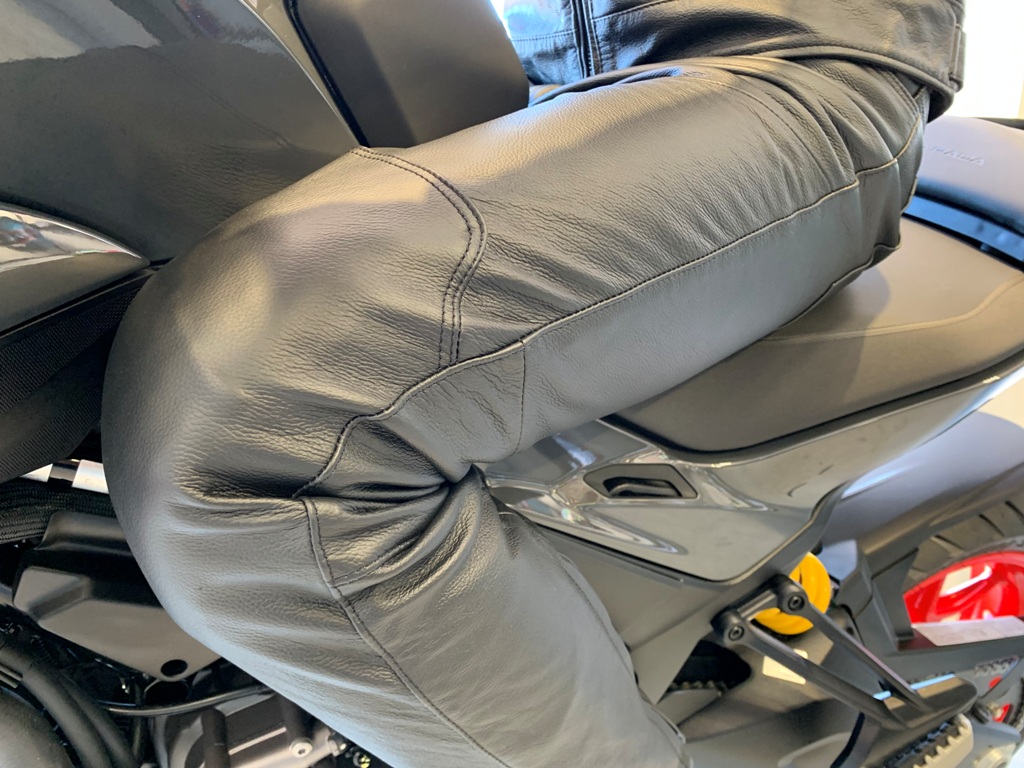 日本限定ストレートタイプのレザーパンツが復活 【TROPHY LTD LEATHER
