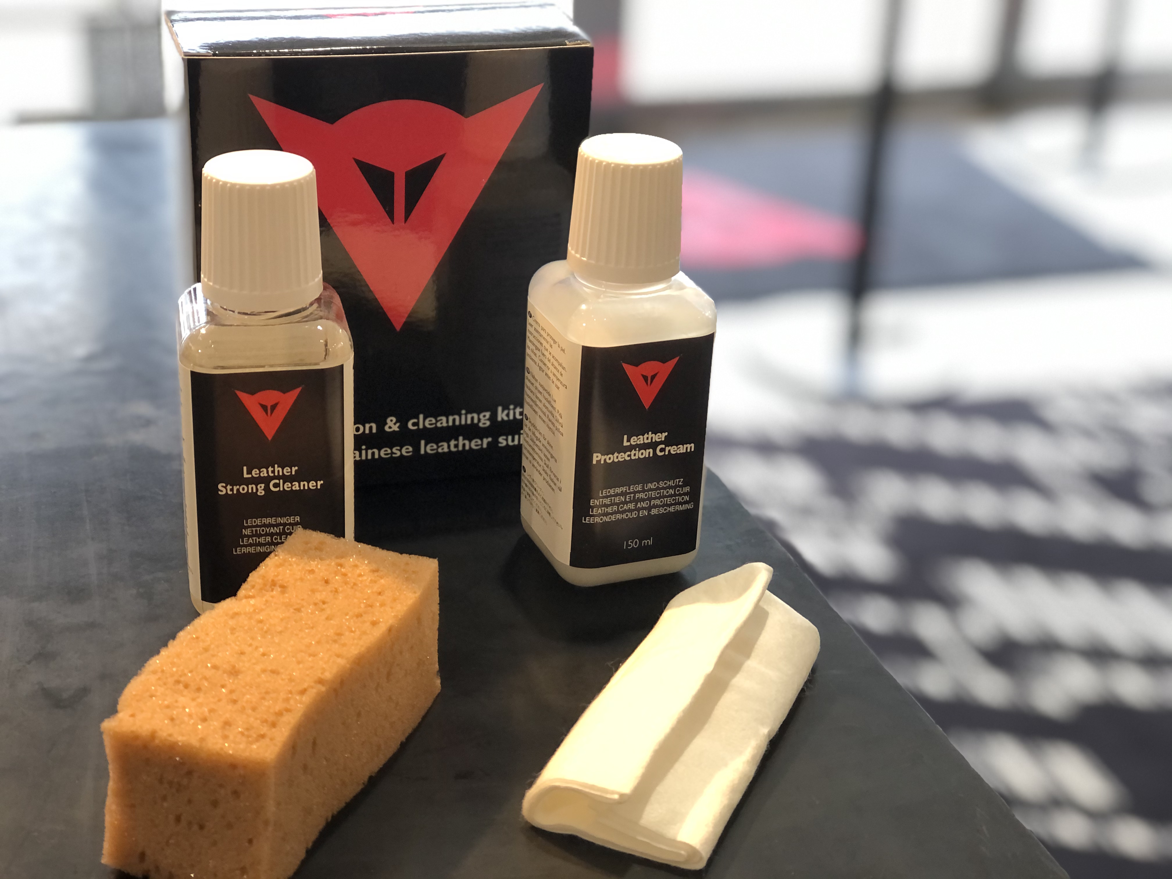 レザー製品を長く愛用するためのお手入れのご紹介