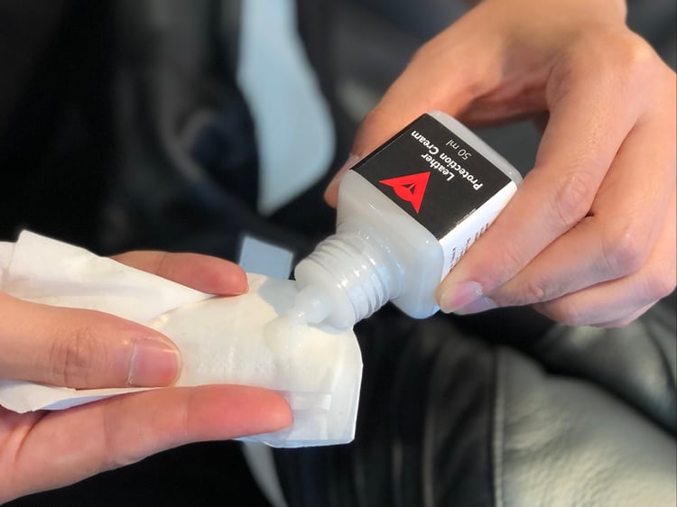 レザー製品を長く愛用するためのお手入れのご紹介