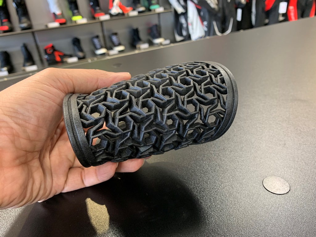 日本限定ストレートタイプのレザーパンツが復活 【TROPHY LTD LEATHER