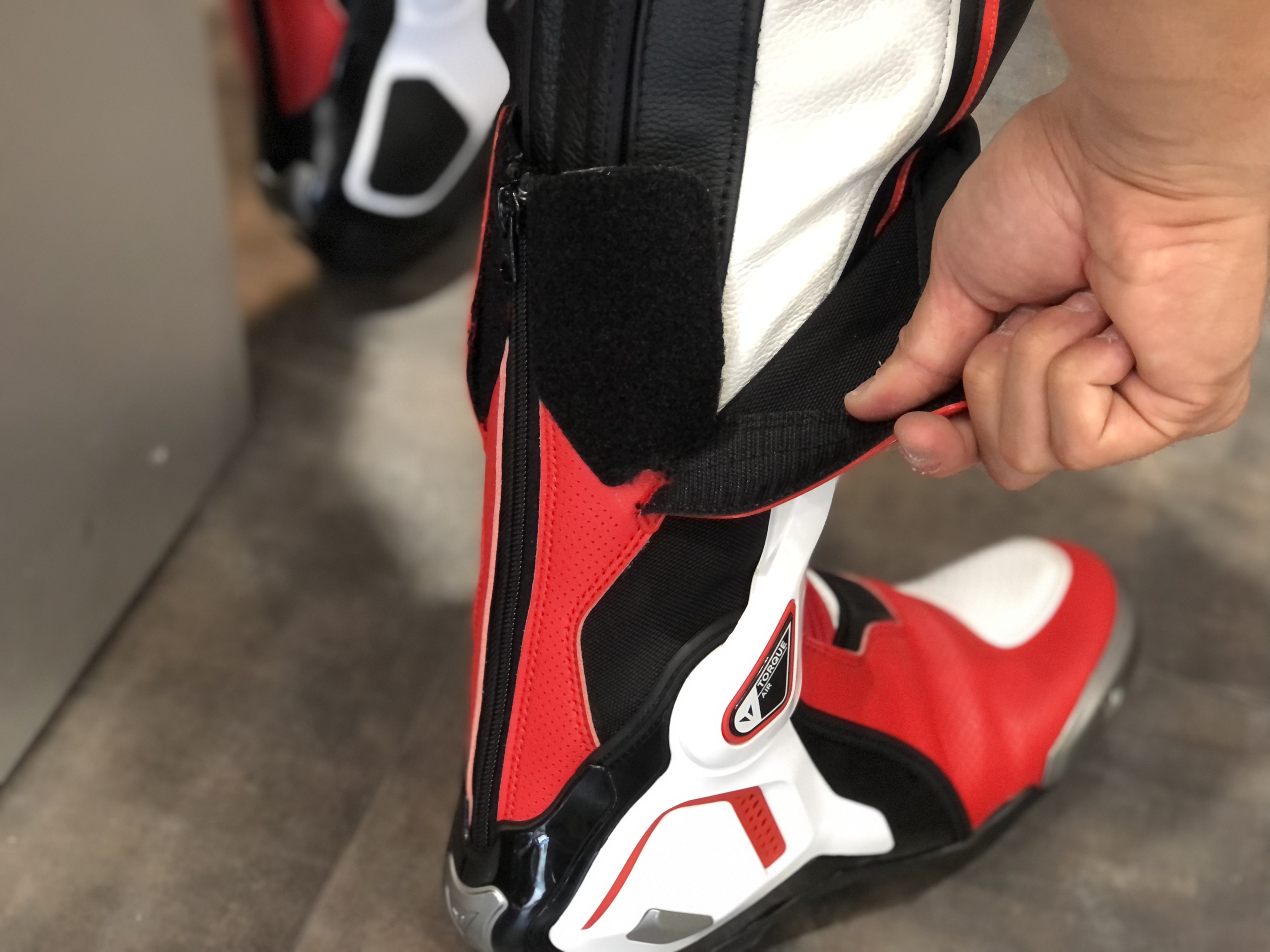 タイトフィットながらも自由な動きを与えるレザーパンツのご紹介