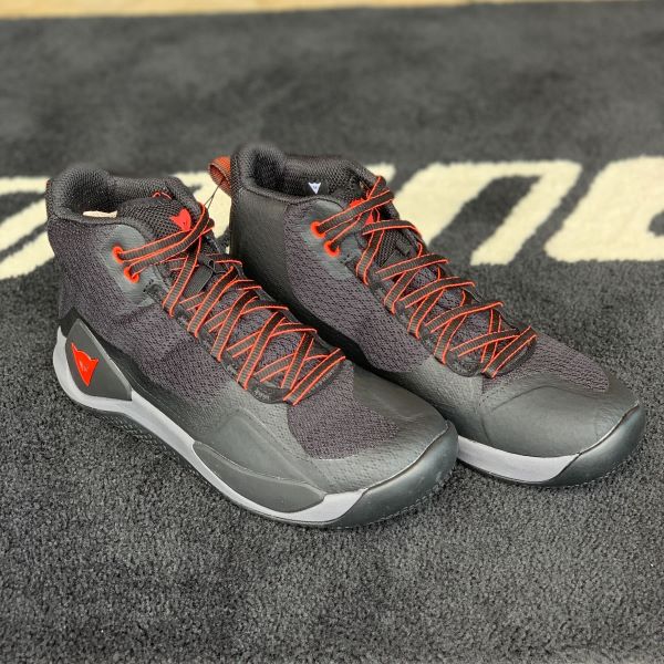 ダイネーゼのエアー・シューズ特集『ぱっと見似てるけど、どこが？どう