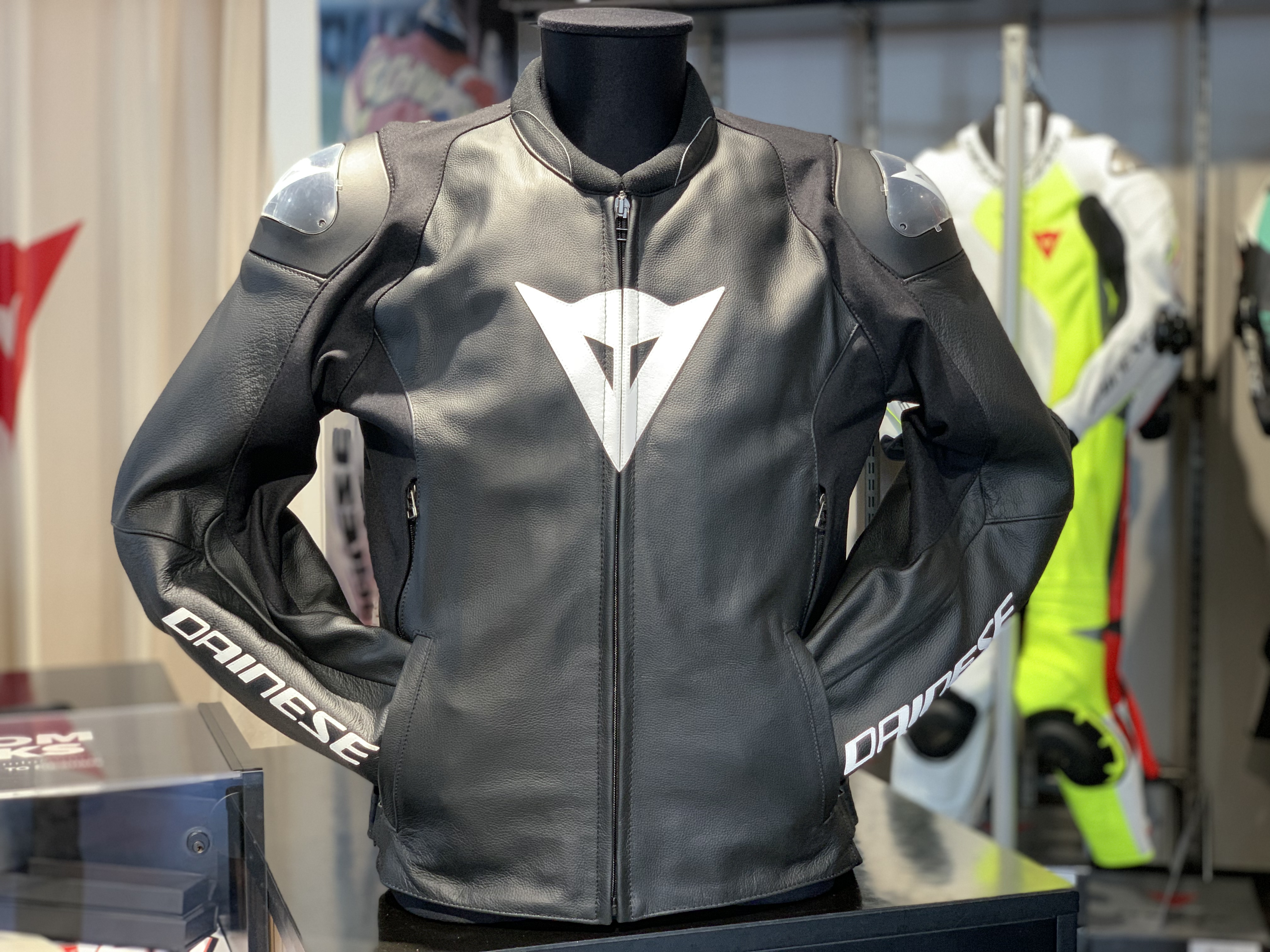 専用品！！、DAINESE VR46レザージャケット 52サイズプロテクター付き-