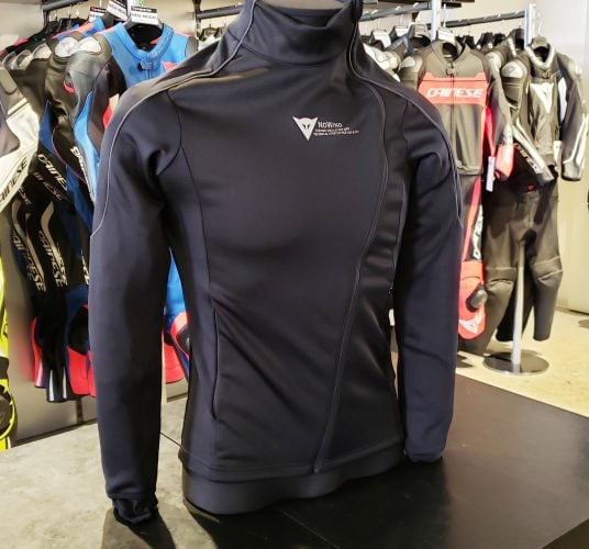 Dainese ダイネーゼ D-MANTLE FLEECE WS Sタグ有り 定番冬用インナー『D-MANTLE FLEECE WS』のご紹介。