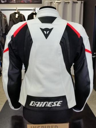 バイクシーズン到来の前に!!レディースのレザージャケットご紹介!!!