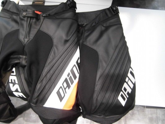 DAINESEダイネーゼ DELTA EVO C2 レーシングレザーパンツ 46 DAINESE Delta Pro Evo C2 Black / White Pants · Motocard