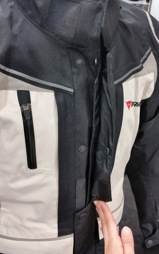 万能型の防水・防風ジャケット入荷です!!!