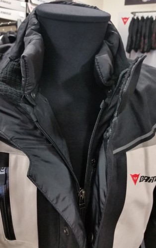 万能型の防水・防風ジャケット入荷です!!!