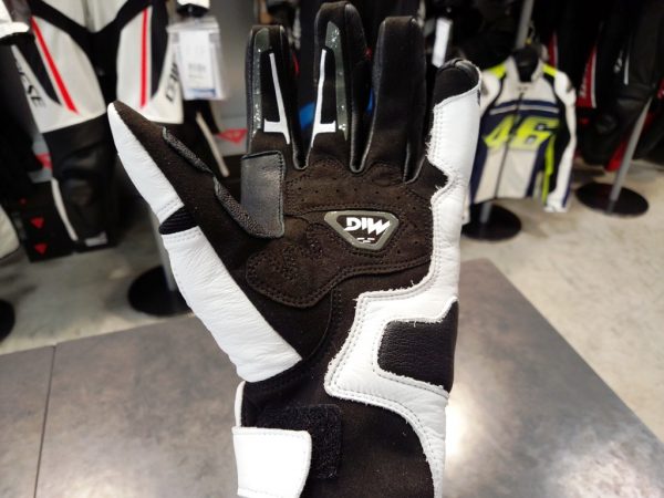 レザー+メッシュのコラボ MIG C2 GLOVES