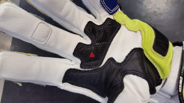 最高峰グローブをベースにした、ロッシ選手のレプリカグローブ!!!