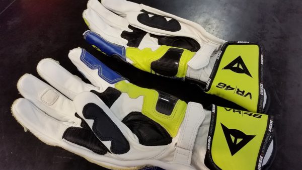 最高峰グローブをベースにした、ロッシ選手のレプリカグローブ!!!