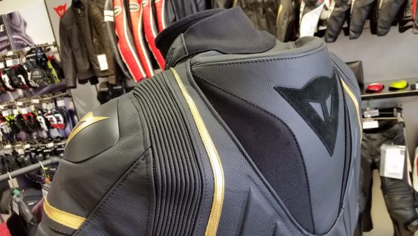 ブラック×ゴールドカラーのスペシャルジャケット!!!