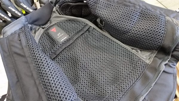 ブラック×ゴールドカラーのスペシャルジャケット!!!