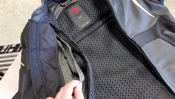 ブラック×ゴールドカラーのスペシャルジャケット!!!