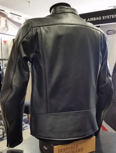 シンプルデザインが逆にカッコ良すぎの“NERA72 LEATHER JACKET”