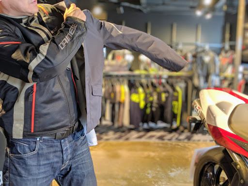 ジャケット・アウター ORIMI DISARMED JACKET 25ss 宇宙服にも採用される断熱材を活用。耐水性や透湿性能にも優れ、日常