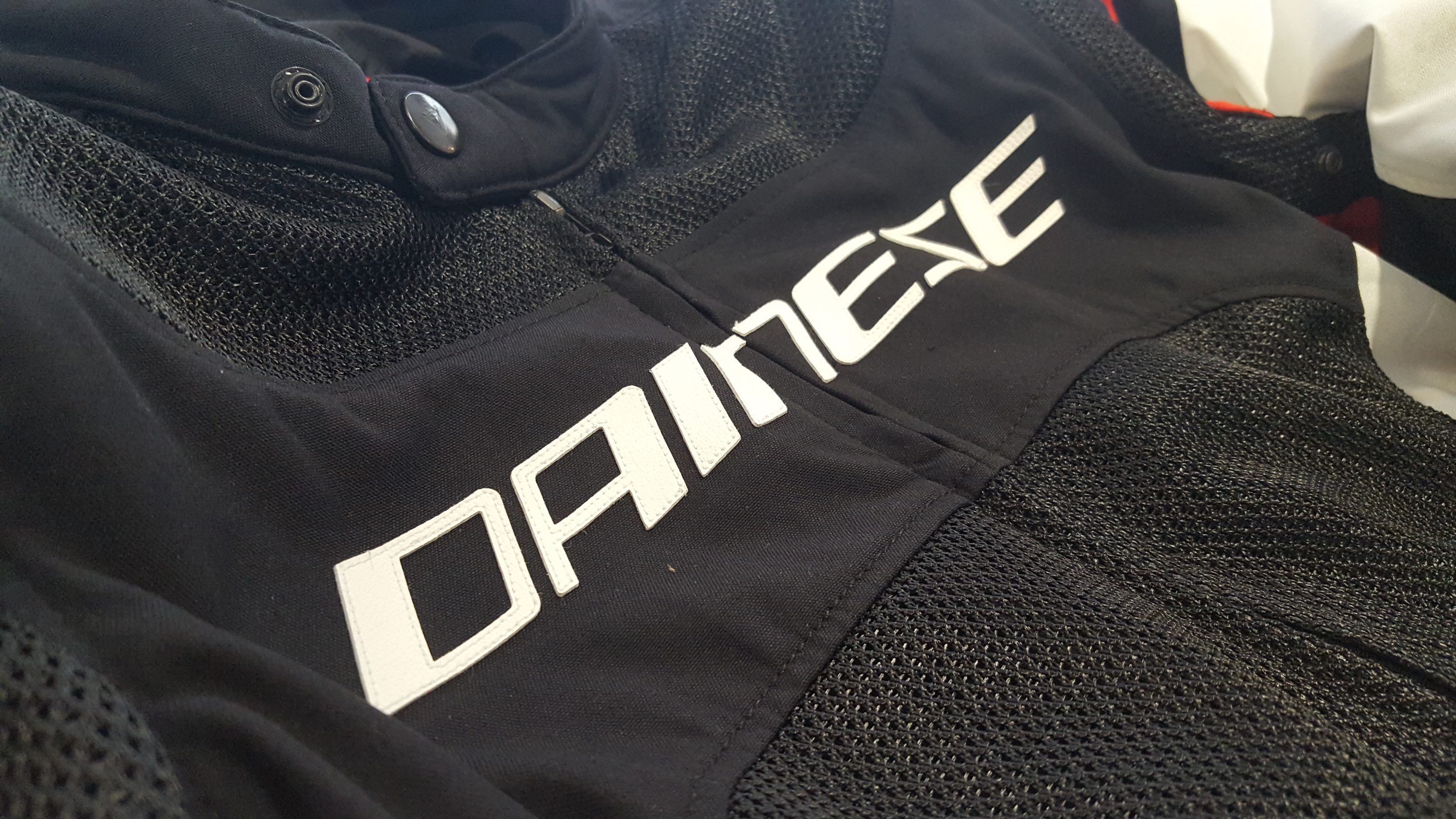 トップクラスの通気性を誇る【AIR FRAME D1 TEX】