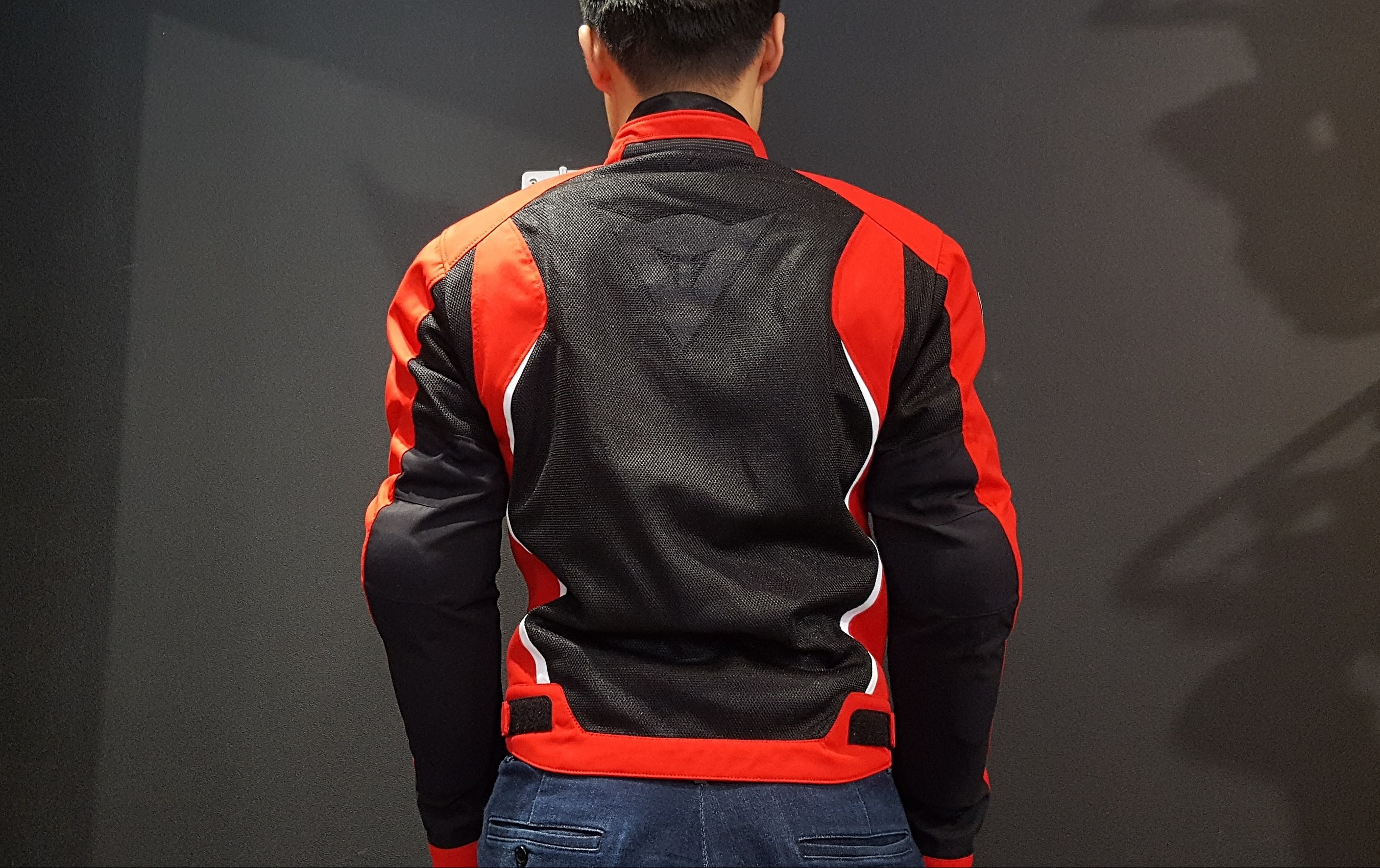 トップクラスの通気性を誇る【AIR FRAME D1 TEX】