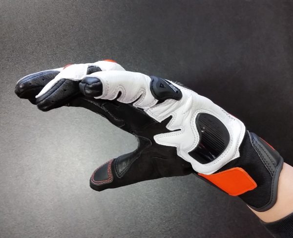 CARBON SHORTが進化を遂げ、登場です『CARBON 3 SHORT GLOVES』