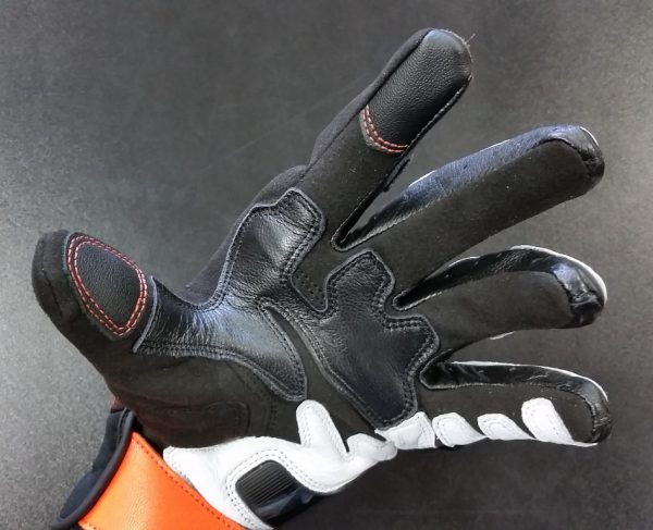 CARBON SHORTが進化を遂げ、登場です『CARBON 3 SHORT GLOVES』