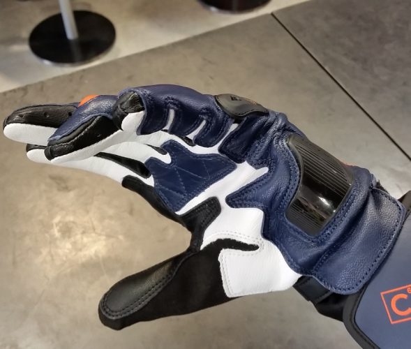 カラーリングが一新した『CARBON 3 LONG GLOVES』が入荷しました。