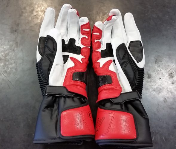 新型『DRUID 3 GLOVES』が入荷しております。