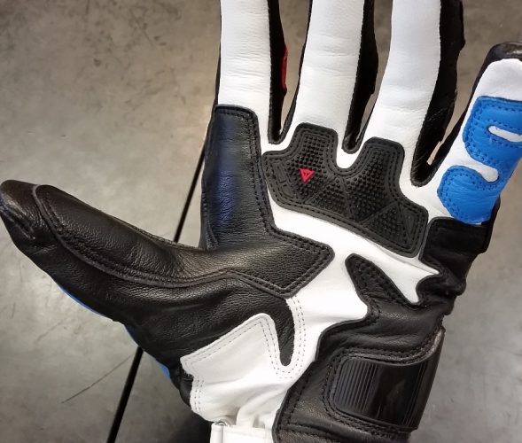 新型『DRUID 3 GLOVES』が入荷しております。