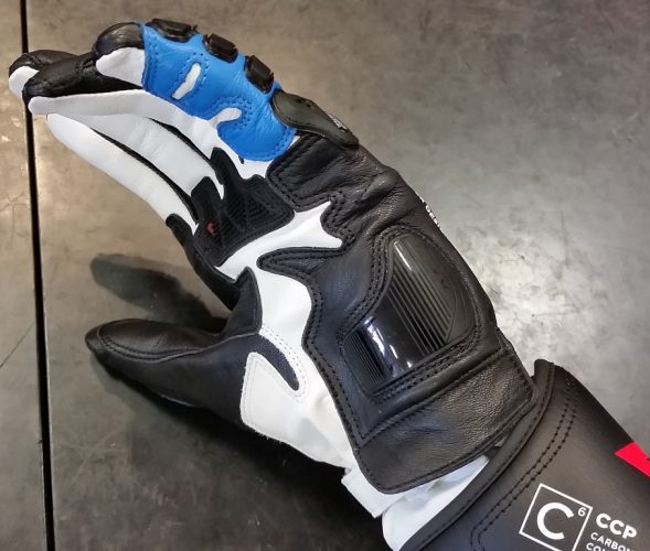 新型『DRUID 3 GLOVES』が入荷しております。