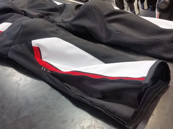 メッシュパンツ『DRAKE AIR D-DRY® PANTS』をご案内しております。