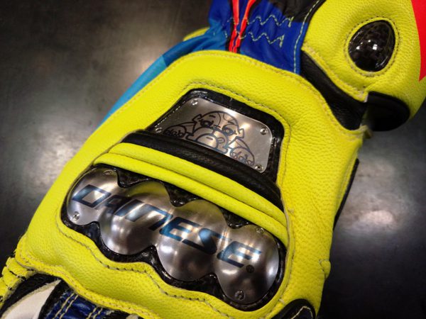 ロッシ選手の新作レプリカグローブが入荷しております。